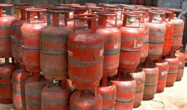 एलपीजी कनेक्शन लेना चाहते हैं? केंद्र सरकार दे रही 1600 रुपये की आर्थिक सहायता, …जानें कैसे ले सकते हैं योजना का लाभ?