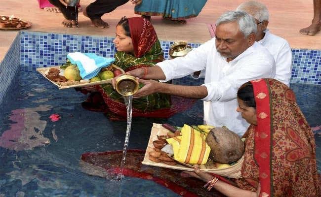 अस्ताचलगामी सूर्य को दिया गया पहला अर्घ्य, घाटों में उमड़े श्रद्धालु