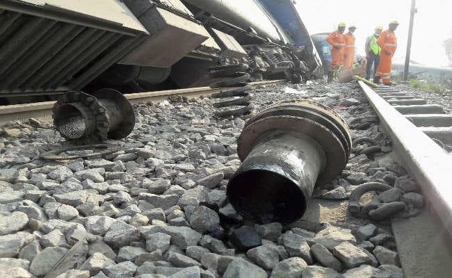ट्रेन हादसा : चार ट्रेनें रद्द, 14 का रास्ता बदला