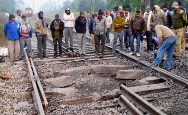 कान में इयर फोन लगाकर बैठे थे रेलवे ट्रैक पर, जब अचानक आयी ट्रेन