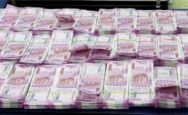 गुजरात में नए नोटों में 27.6 लाख रुपये के साथ तीन लोग धरे गए