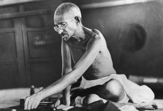 महात्मा गांधी के हत्यारे पर लिखी किताब के विमोचन पर विवाद