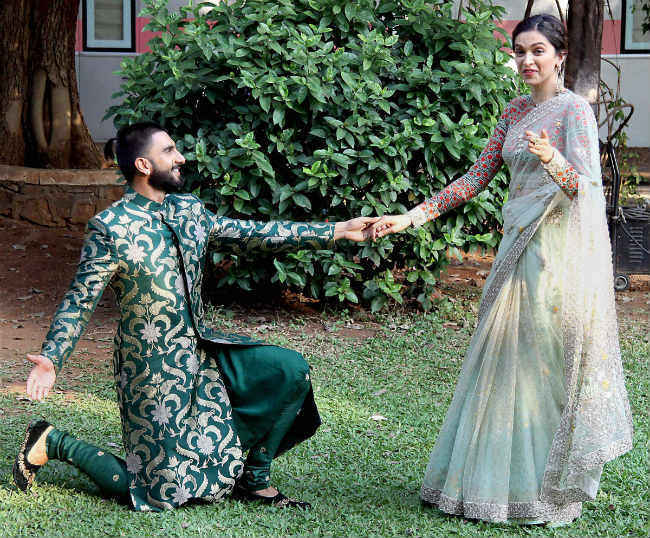 Valentine special: रणवीर अपनी लेडी लव दीपिका के लिए पहुंचे टोरंटो, वीडियो