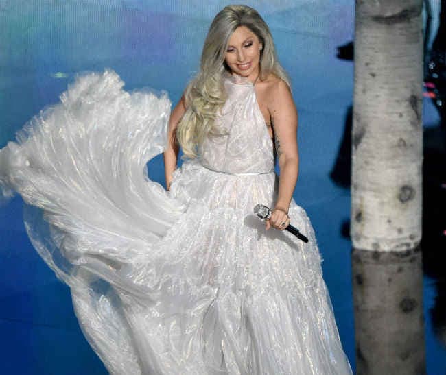 पॉप सिंगर लेडी गागा ने बनवाया बॉवी का टैटू, देखें वीडियो