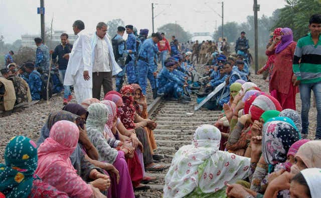 जाट आंदोलन : तीन मौत, तीन शहर में कर्फ्यू, सेना तैनात
