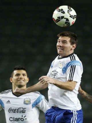 मेस्सी की हैट्रिक से बार्सीलोना लगातार 35वें मैच में जीता