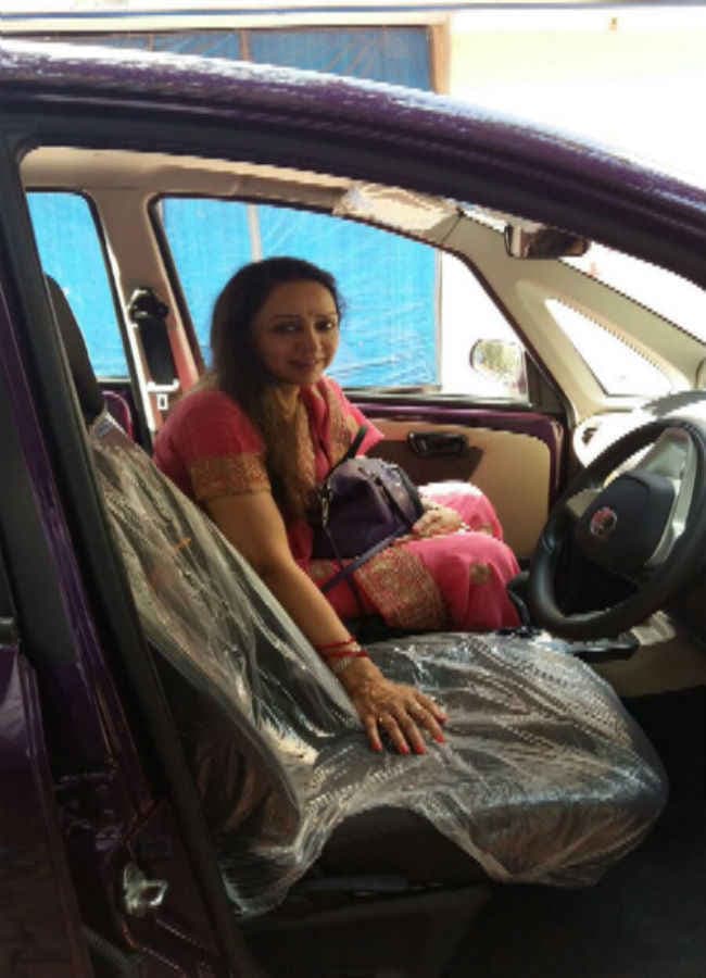 हेमा मालिनी ने खरीदा नैनो कार, जानें क्यों ?
