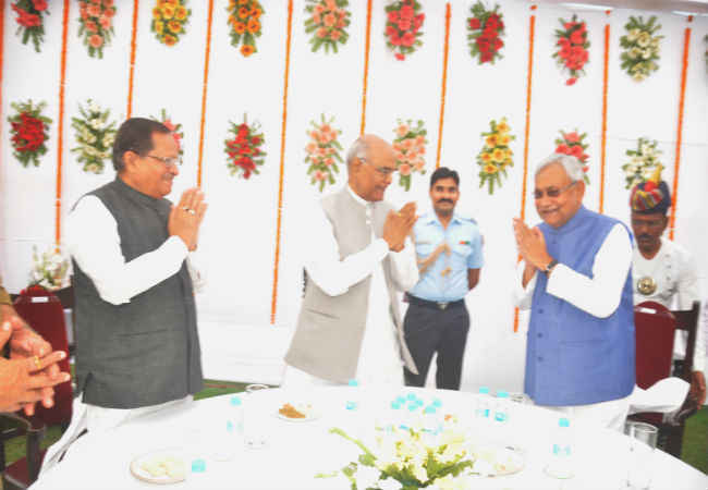 राज्यपाल ने नाश्ते पर बुलाया, मंत्रियों के साथ राजभवन पहुंचे CM नीतीश