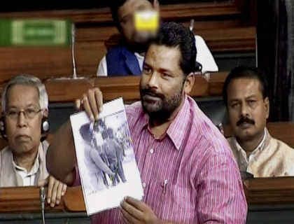 मैट्रिक परीक्षार्थी की उतरवायी पैंट, संसद में गूंज