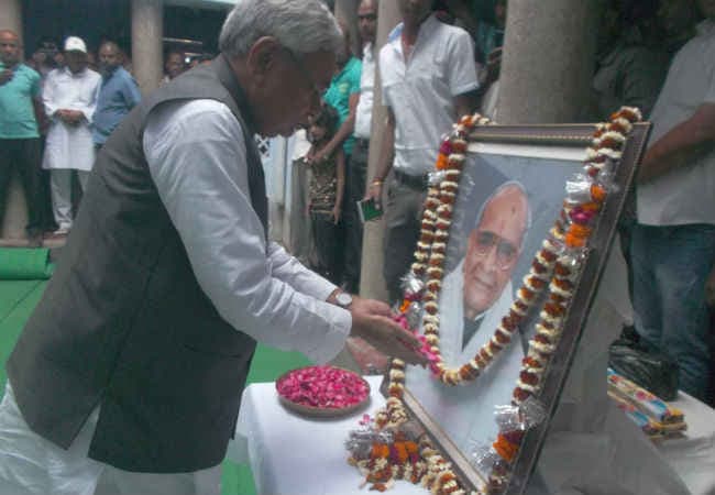 बिहार : पूर्व सांसद स्व. राम स्वरूप प्रसाद के श्राद्धकर्म में शामिल हुए सीएम नीतीश