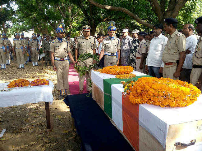 पिता के बगल में ”सोया” दंतेवाड़ा का शहीद बेटा, दी गयी अंतिम विदाई