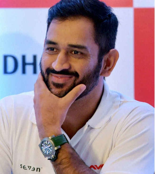 फिर विवादों में महेंद्र सिंह धौनी, आम्रपाली बिल्डर्स वादे से मुकरा, लोगों का गुस्सा फूटा