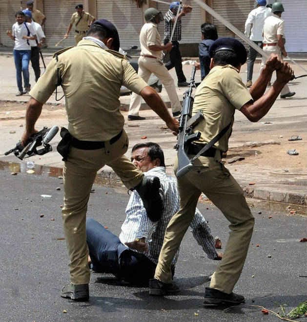 गुजरात : महेसाणा से हटाया गया कर्फ्यू , बंद का मिलाजुला असर, मोबाइल-इंटरनेट सेवा पर रोक जारी