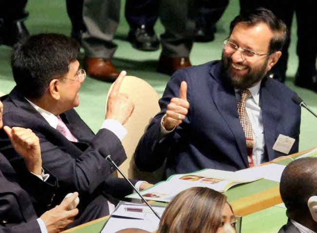 प्रकाश जावडेकर व पीयूष गोयल ने की जॉन केरी से मुलाकात