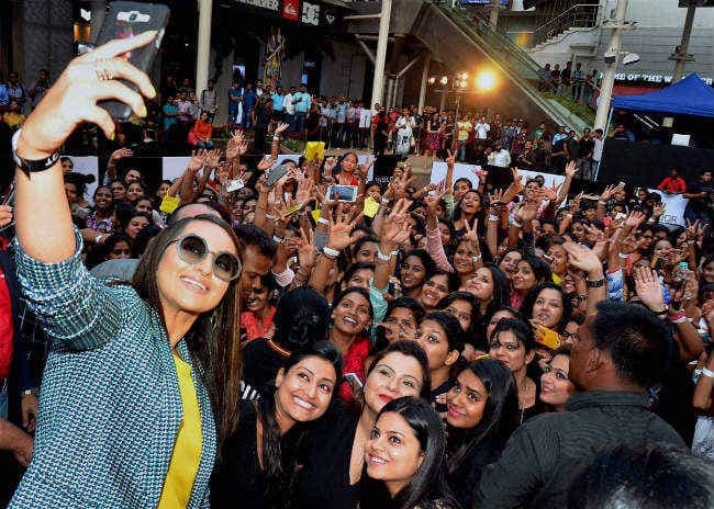 नेपाली सेना विवादों में, वर्दी में ही की सोनाक्षी-मलाइका की अगवानी