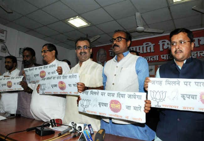 बिहार : भाजपा ने जारी किया स्टीकर, लिखा- ”जगह मिलने पर पास दिया जायेगा, कृपया गोली ना मारें”