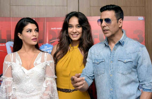 जैकलीन-लीजा की CAT-Fight, अक्षय ने किया वीडियो शेयर