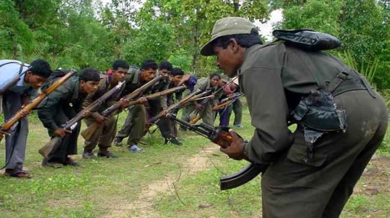छत्तीसगढ: नौ महिला नक्सली समेत 40 नक्सलियों ने किया आत्मसमर्पण