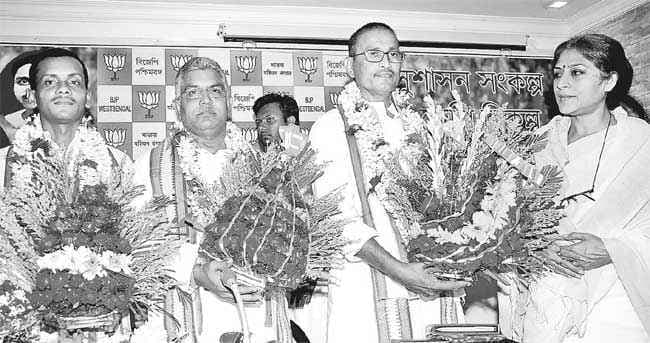 कोई बम मारे तो उसे चाय-समोसा खिलानेवाला नहीं : दिलीप घोष