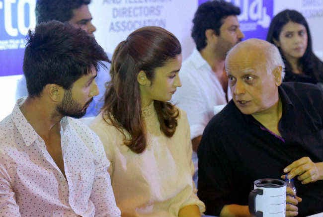 सेंसर बोर्ड के अध्यक्ष को हटाने की मांग, पैसे लेने वाले बयान को लेकर विवाद