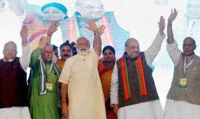 बोले पीएम मोदी, मायावती-मुलायम की लूट की ठेकेदारी बंद हो
