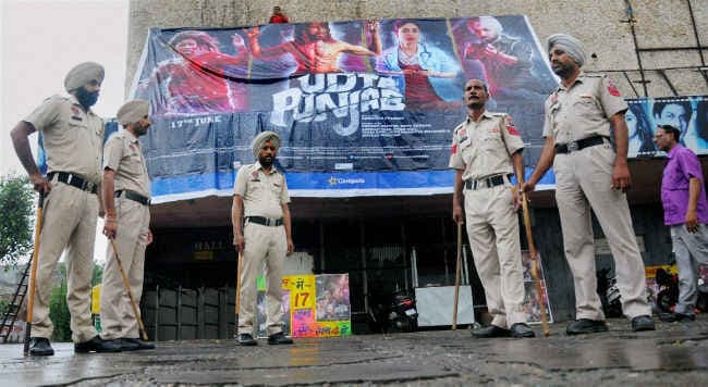 ‘उड़ता पंजाब” तय समय पर रिलीज, लुधियाना में प्रदर्शन
