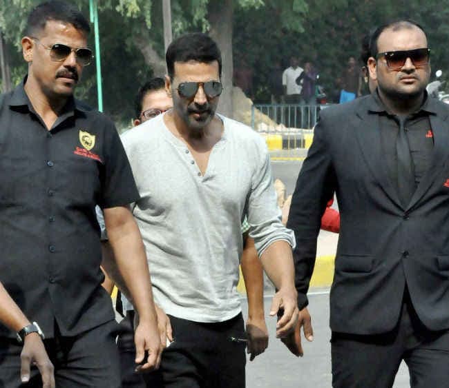 क्यों, सोनाक्षी की ‘अकीरा” का बेसब्री से इंतजार कर रहे हैं अक्षय कुमार ? देखें वीडियो