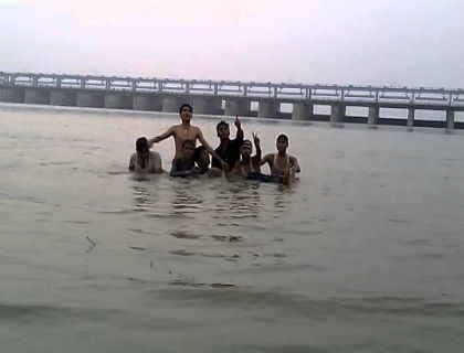 सात युवकों के गंगा में डूबने के बाद नींद से जागा प्रशासन, अवरोधक बनाये जायेंगे