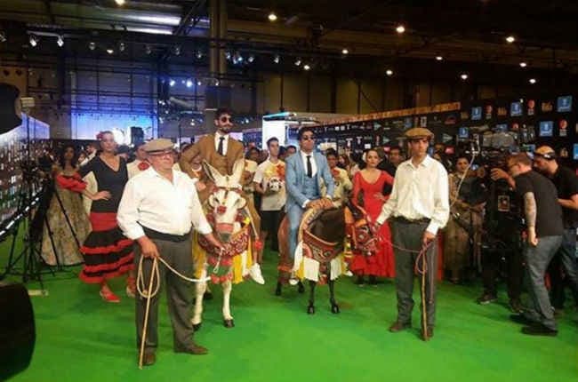 OMG! लग्‍जरी कार छोड़ गधे पर सवार होकर पहुंचे शाहिद-फरहान