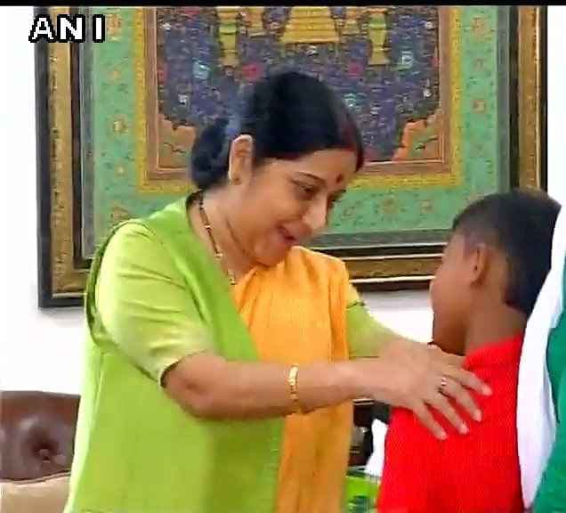 दिल्ली से गायब सोनू बांग्लादेश में मिला, विदेश मंत्री सुषमा स्वराज ने की बच्चे से मुलाकात