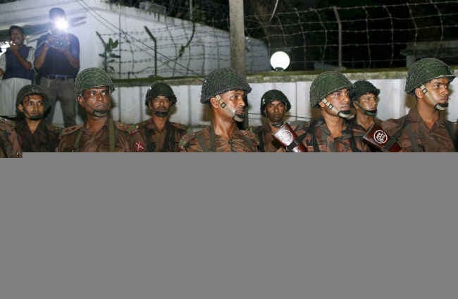 बांग्लादेश आतंकी हमला :  1 भारतीय समेत आतंकियों ने की 20 की हत्या, कई बंधक सुरक्षित छुड़ाये गये