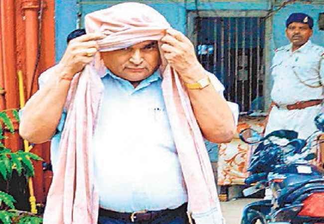 टॉपर घोटाला: घोटाले से भरी है पूर्व सचिव श्रीनिवास चंद्र की झोली