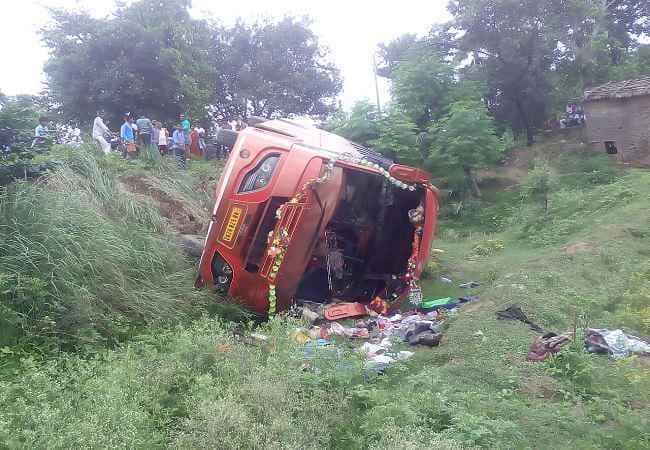 बिहार : गया के वजीरगंज में बस पलटी, दर्जन भर यात्री घायल