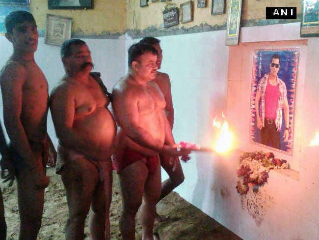 ‘सुल्तान’ ने बढ़ाई अखाड़ों की रौनक, पहलवानों ने उतारी सलमान की आरती