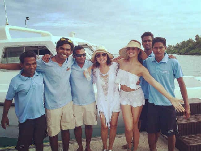 PHOTOS: मां के साथ छुट्टियां मना रही हैं जैकलीन, शार्क के साथ दिखीं