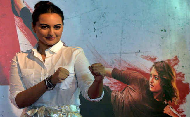 फैंस को भा गई दबंग सोनाक्षी, जानें ‘अकीरा” की कमाई ?