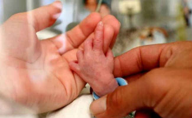 जलन की वजह से चाची ने अपने 18 दिन के भतीजे को तीसरी मंजिल से नीचे फेंका