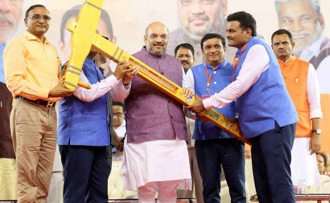 सूरत के कार्यक्रम में जोरदार हंगामा, 4 मिनट ही बोल पाए अमित शाह