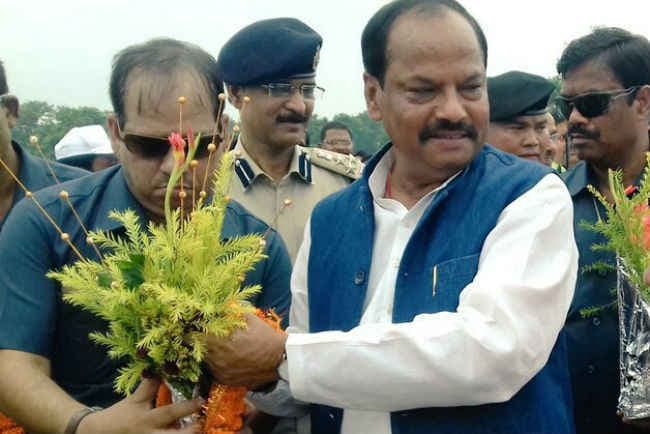 CM रघुवर दास ने चाईंबासा में मुखिया व पंचायत प्रतिनिधियों संग की बैठक