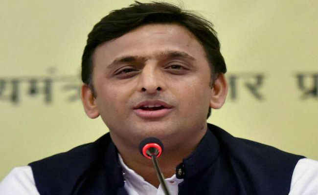 अखिलेश यादव ने अपनी कैबिनेट के दो मंत्रियों को किया बर्खास्त, कुछ और मंत्रियों पर भी खतरा
