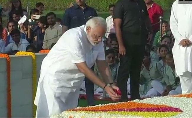 गांधी जयंती के मौके पर देश कर रहा बापू को याद, पीएम मोदी ने राजघाट जाकर दी श्रद्धांजलि