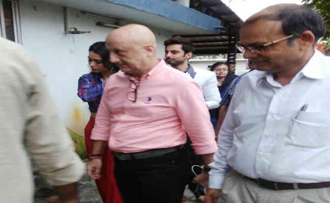 प्रभात खबर कार्यालय पहुंचे अभिनेता अनुपम खेर, देखें FB LIVE