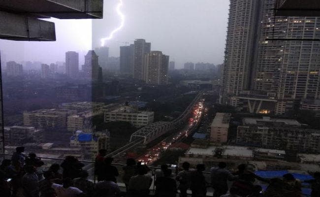 #MumbaiRains : मुंबई में आंधी-तूफान के साथ तेज बारिश, फिर पानी-पानी…!