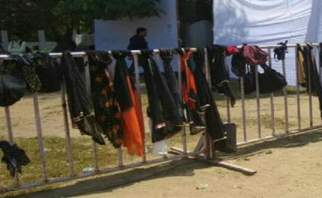 हरियाणा : सीएम खट्टर की जनसभा में सभा स्थल के बाहर उतरवाये गये महिलाओं से दुपट्टे