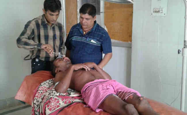 गुमला : आग से जान बची तो फांसी पर चढ़ा, पड़ोसियों ने बचाया