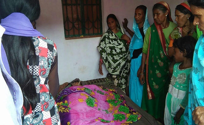मधुपुर : कपड़ा पसारने के दौरान लगा बिजली करंट, महिला, बेटी व सास की मौत