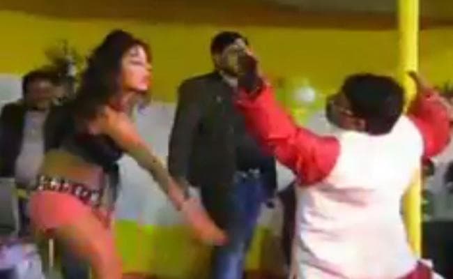 RJD ने ट्वीट किया JDU MLA का डांस VIDEO, लिखा- अंतरात्मा की धुन पर थिरके विधायक RJD ने ट्वीट किया JDU MLA का डांस VIDEO, लिखा- अंतरात्मा की धुन पर थिरके विधायक