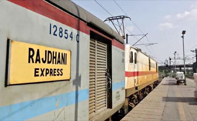 सावधान! राजधानी एक्सप्रेस में महिलाओं से कोई कर रहा है ‘गंदी’ बात, बना रहा है VIDEO, रांची की यात्री हुई शिकार