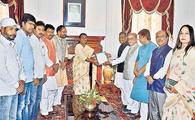 राज्यपाल से मिला झाविमो का प्रतिनिधिमंडल, शाह ब्रदर्स मामले की सीबीआई जांच की मांग की