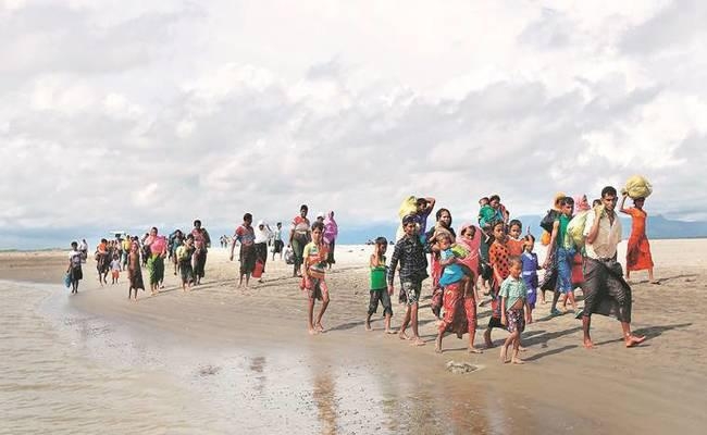 सीमा पार कर हजारों की संख्या में अब भी बांग्लादेश पहुंच रहे रोहिंग्या मुसलमान